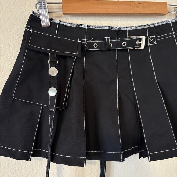 NWOT Womens Pleated Bondage Skirt Grommet Buckle Detail Black Sz S Goth Punk Emo - Picture 2 of 9